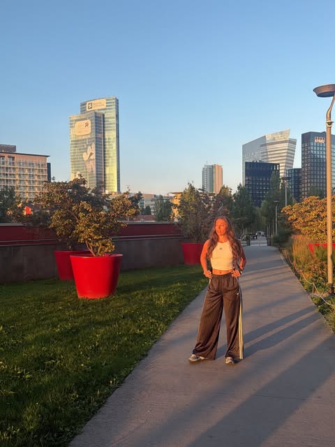 Charlie Oz en extérieur au soleil couchant