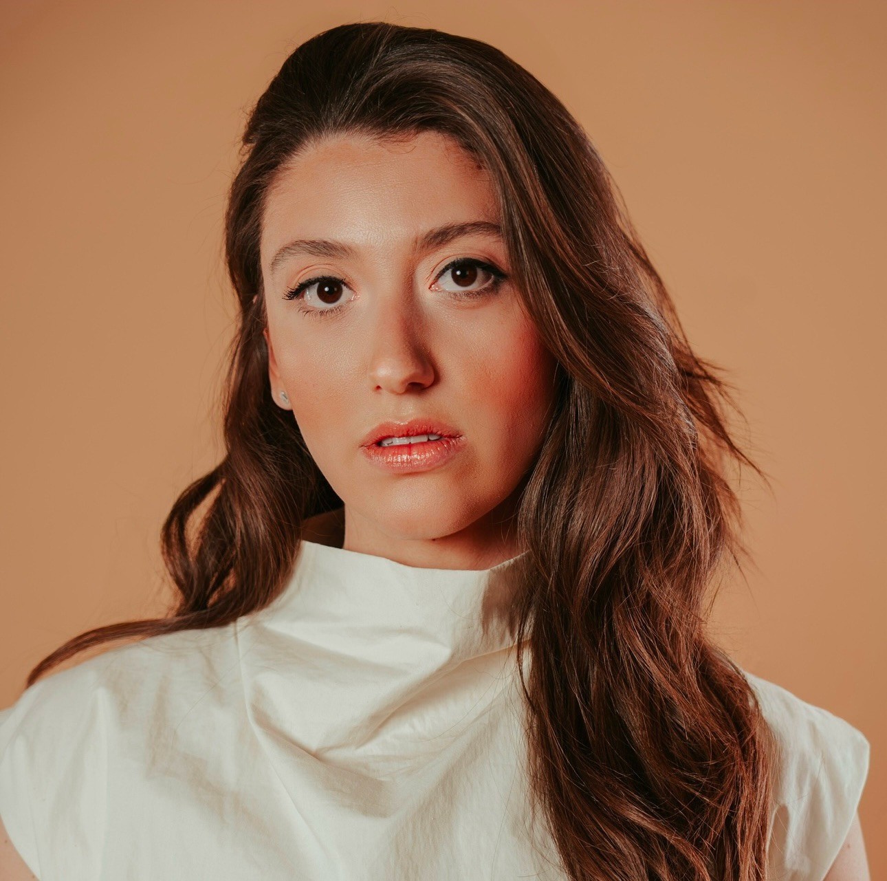 Portrait de Charlie Oz en tenue blanche