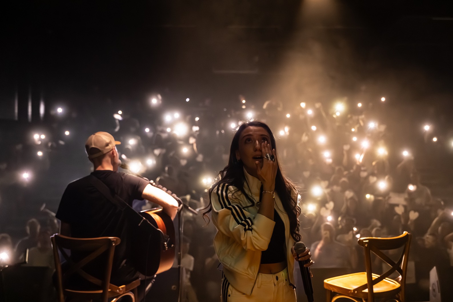 Charlie Oz en concert devant les lumières du public